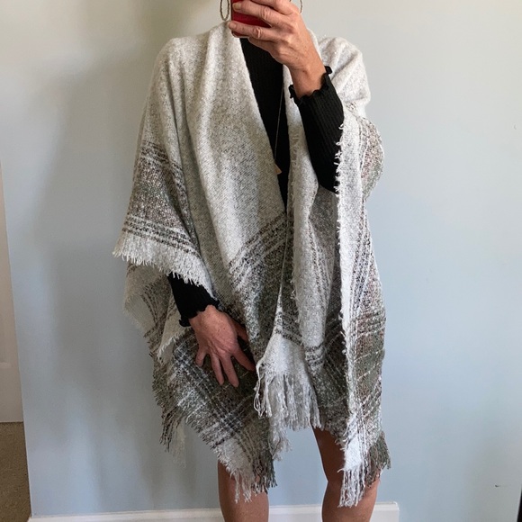 Gorgeous Fringed Shawl/Cape - Picture 5 of 8